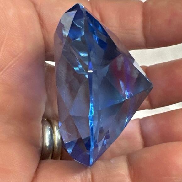 Paper weight blue glass diamond. See pics for measurements. - Picture 4 of 9